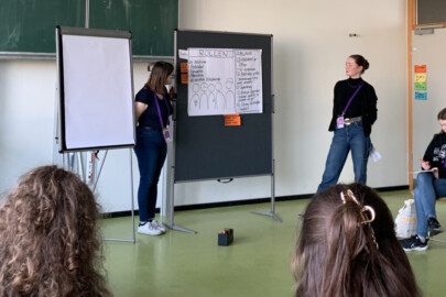 Zwei Vortragende vor einer Tafel auf dem Schüler:innenkongress