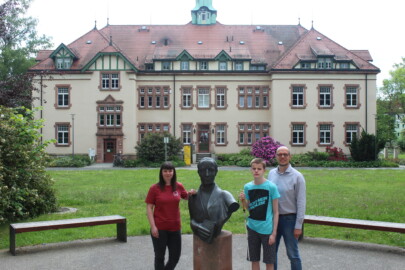 Michael Theiss, Erik und Stefanie vor der Landesschule für Blinde und Sehbehinderte